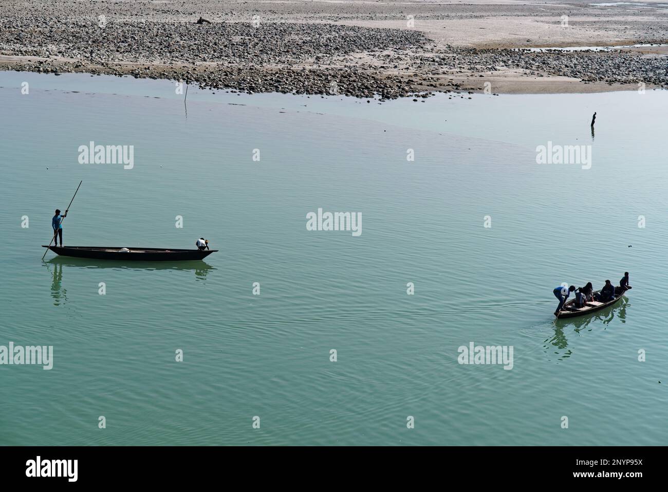 turisti che navigano su una barca di legno attraverso l'acqua del fiume Foto Stock