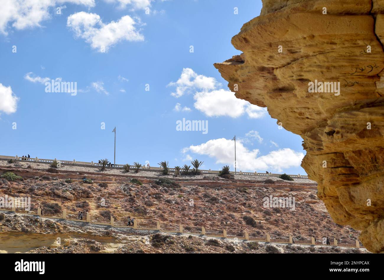 la splendida vista della spiaggia di agebah con 7 acque colorate e scogliera rocciosa a marsa matrouh in egitto in una giornata di sole Foto Stock