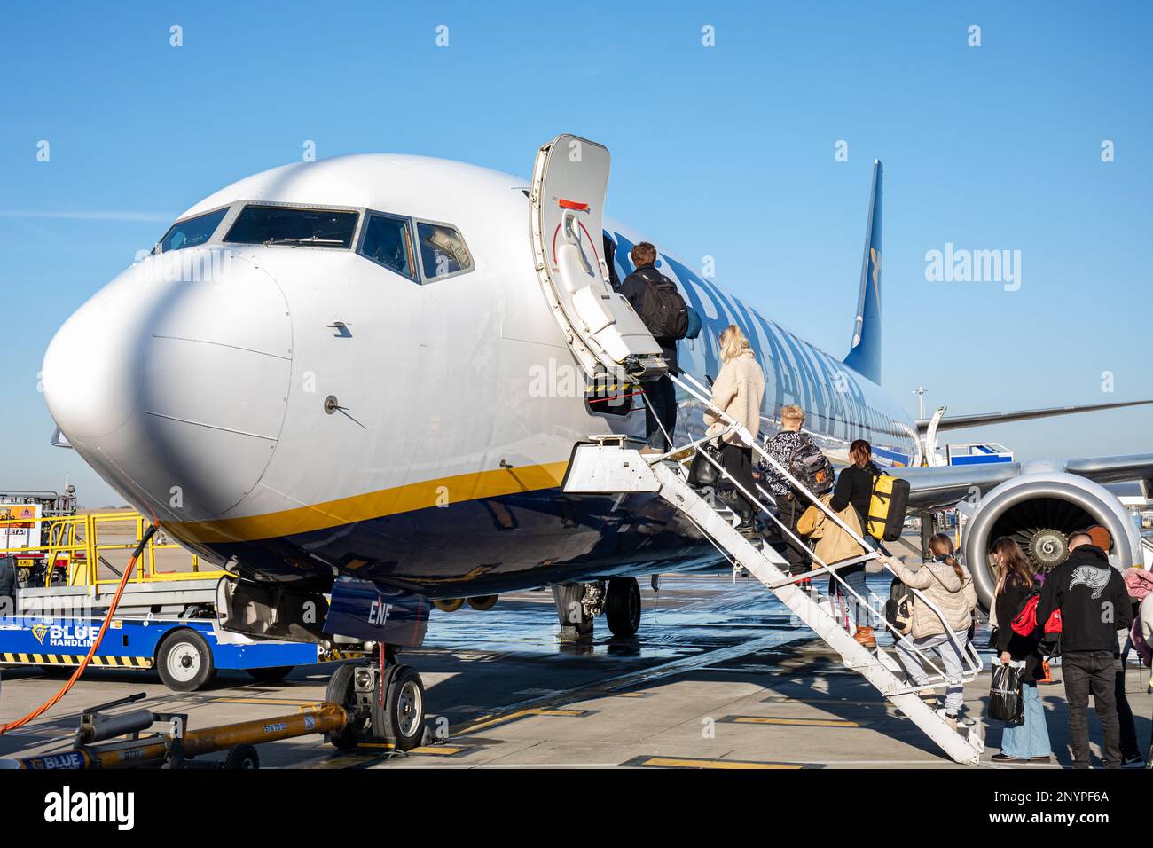 Passeggeri che salgono i gradini per l'aereo Ryanair Boeing 737-800 all'aeroporto Stansted di Londra, Essex, Inghilterra Foto Stock