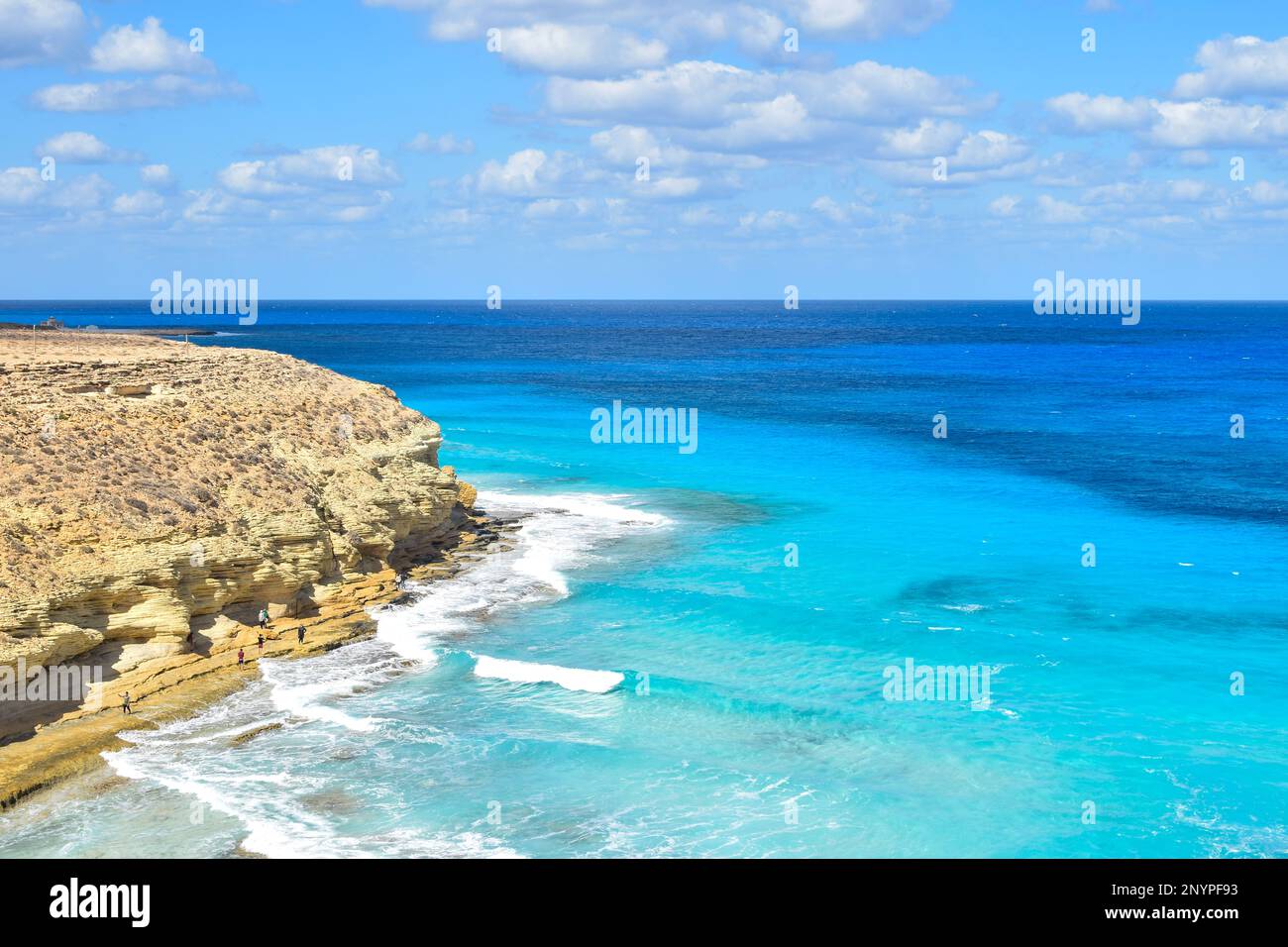 la splendida vista della spiaggia di agebah con 7 acque colorate e scogliera rocciosa a marsa matrouh in egitto in una giornata di sole Foto Stock