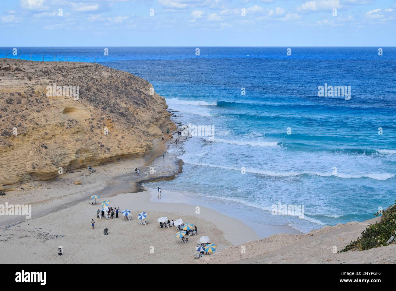 la splendida vista della spiaggia di agebah con 7 acque colorate e scogliera rocciosa a marsa matrouh in egitto in una giornata di sole Foto Stock