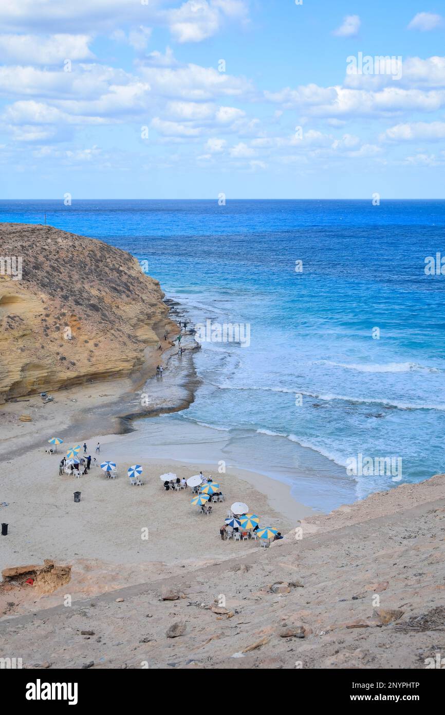 la splendida vista della spiaggia di agebah con 7 acque colorate e scogliera rocciosa a marsa matrouh in egitto in una giornata di sole Foto Stock