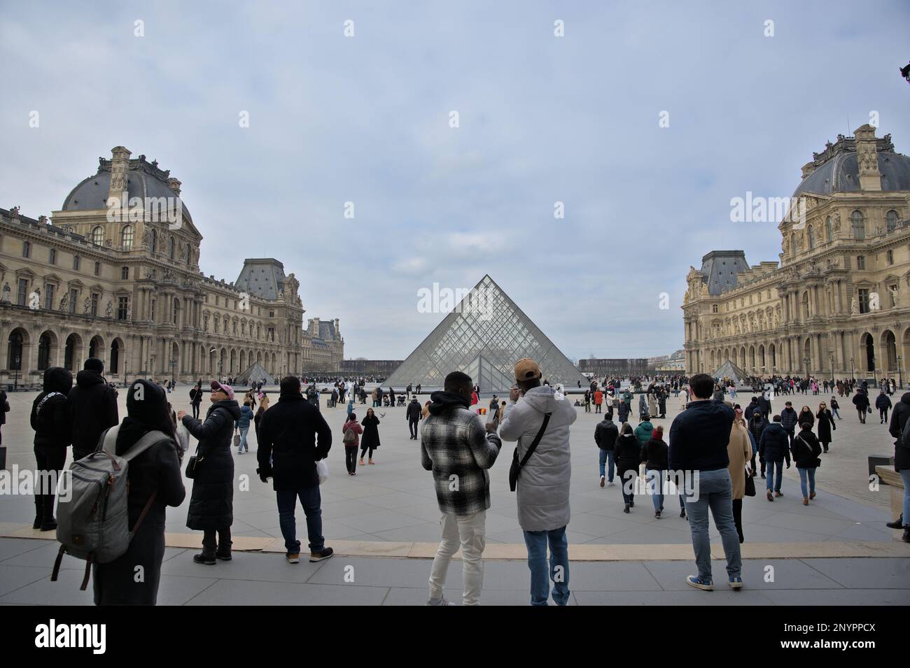 Apprezzare la piramide del Louvre per la prima volta Foto Stock