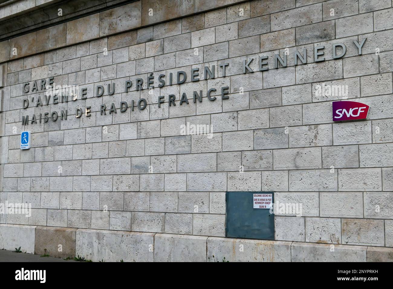 Parigi, Francia. Febbraio 19. 2023. Metropolitana, segnale per i trasporti pubblici. Stazione della metropolitana di Parigi Avenue du president Kennedy. Segnale per i trasporti pubblici SNCF. Foto Stock
