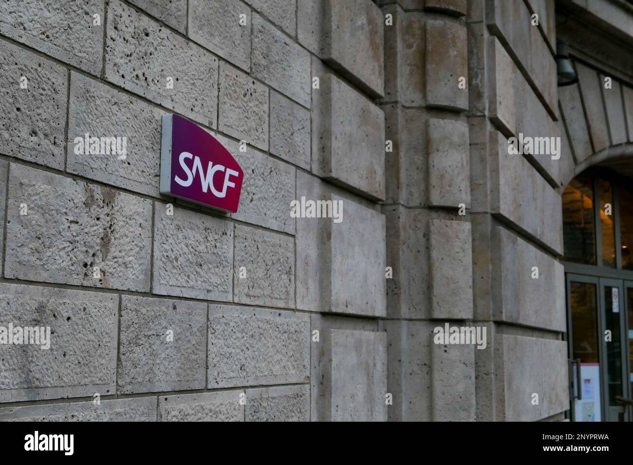 Parigi, Francia. Febbraio 19. 2023. Metropolitana, segnale per i trasporti pubblici. Stazione della metropolitana di Parigi Avenue du president Kennedy. Segnale per i trasporti pubblici SNCF. Foto Stock