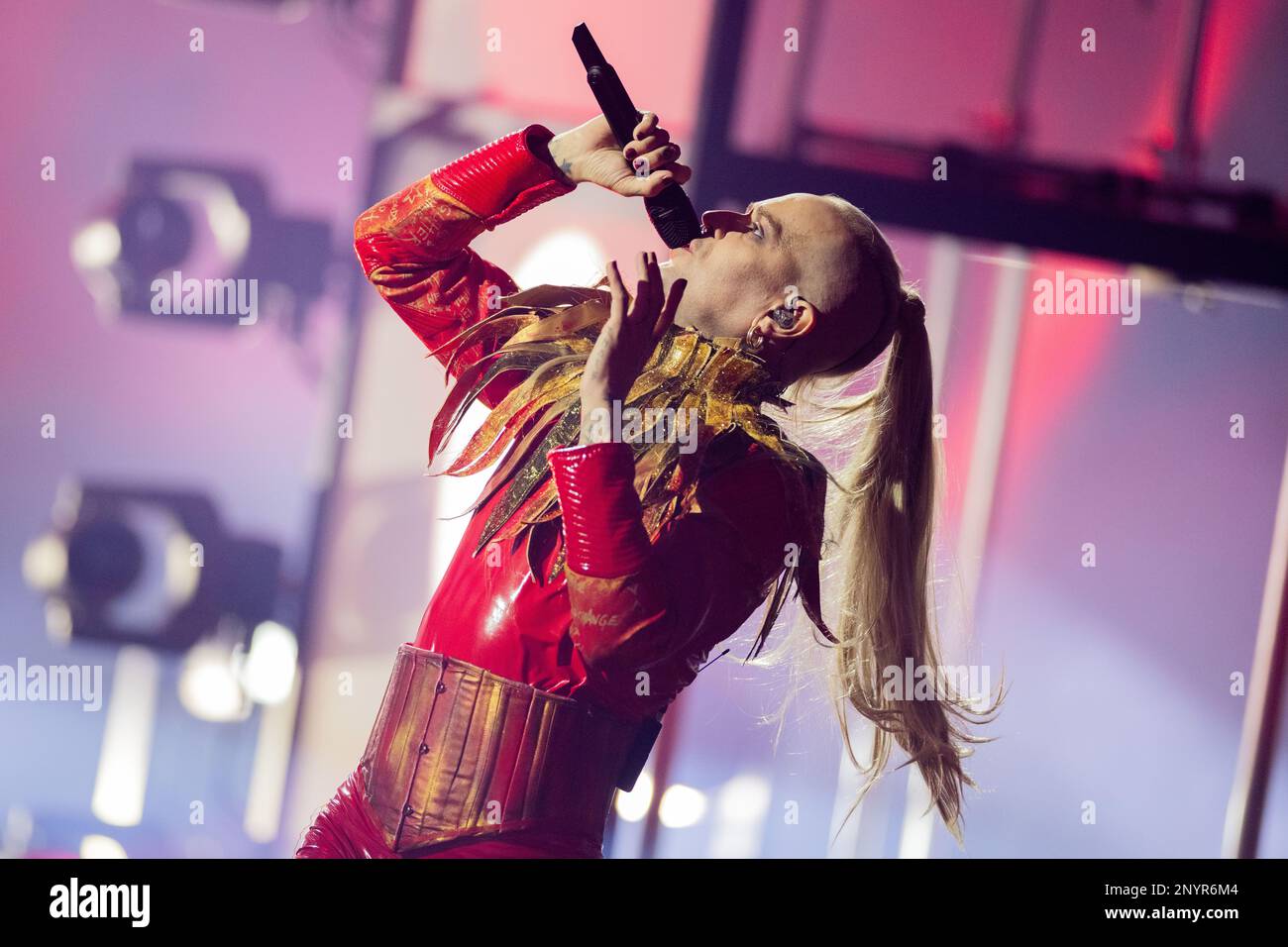 Liverpool, Regno Unito. 13th maggio, 2023. 02 marzo 2023, Renania settentrionale-Vestfalia, Colonia: Chris Harms, cantante di Lord of the Lost, è in scena durante le prove per il 'Eurovision Song Contest 2023 - Our Song for Liverpool. Il vincitore del progetto preliminare del CES rappresenterà la Germania alla finale del CES a Liverpool, Inghilterra, il 13 maggio 2023. Credit: Rolf Vennenbernd/dpa/Alamy Live News Foto Stock