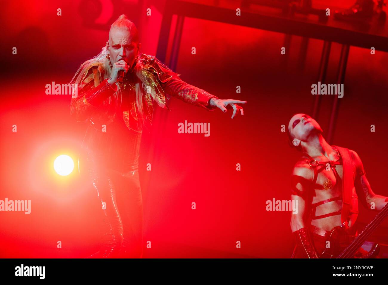 Liverpool, Regno Unito. 13th maggio, 2023. 02 marzo 2023, Renania settentrionale-Vestfalia, Colonia: Chris Harms (l), cantante di Lord of the Lost, e il bassista Klaas Helmecke sono in scena durante le prove per il 'Eurovision Song Contest 2023 - Unser Lied für Liverpool. Il vincitore del concorso preliminare del CES rappresenterà la Germania alla finale del CES a Liverpool, Inghilterra, il 13 maggio 2023. Credit: Rolf Vennenbernd/dpa/Alamy Live News Foto Stock