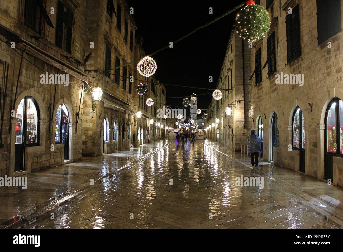 Città vecchia con illuminazione di Natale a Dubrovnik, Croazia Foto Stock