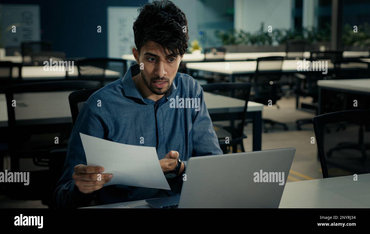 Giovane uomo d'affari indiano arabo impiegato ufficio lavoratore dipendente 30s etnico uomo parlare video chat utilizzare computer business meeting conferenza app spiegare Foto Stock