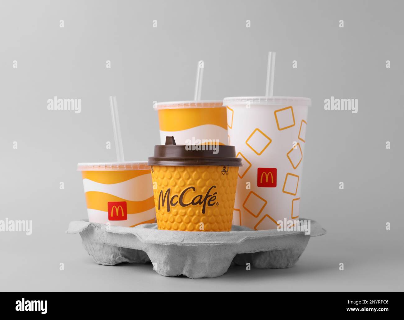 MYKOLAIV, UCRAINA - 12 AGOSTO 2021: Bevande fredde e calde McDonald's su sfondo chiaro Foto Stock