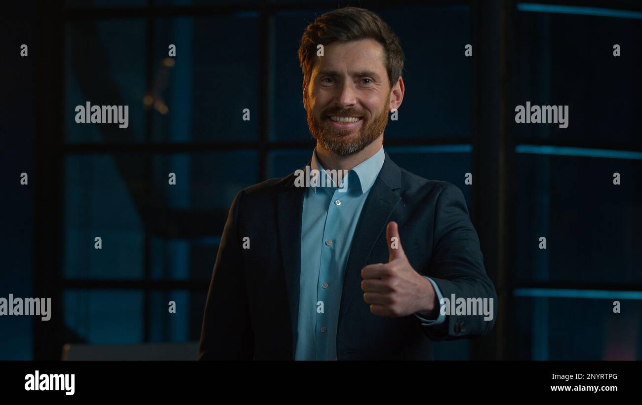 Business Office ritratto uomo caucasico felice uomo d'affari medio-vecchio boss approvare business idea buon risultato pollice su rispetto simbolo reazione positiva Foto Stock