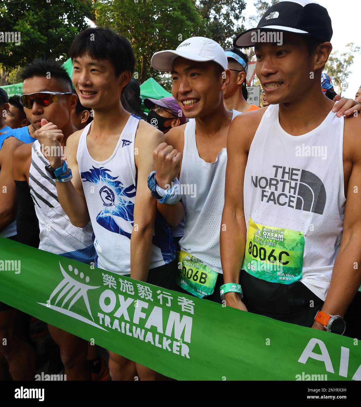 Joseph Yeung Chi-Shing, Woody Wu Man-tsun, Ferdinand Tsang Fuk-cheung e Wong ho-chung alla linea di partenza dell'Oxfam Trailwalker 2022. La gara del 100km parte a Sai Keung per la gara di Yuen Long, è ripresa dopo un triennio di pausa sotto la pandemia del Covid-19. Star su Pak Tam Chung, Sai Kung, 24FEB23. SCMP/Dickson Lee Foto Stock