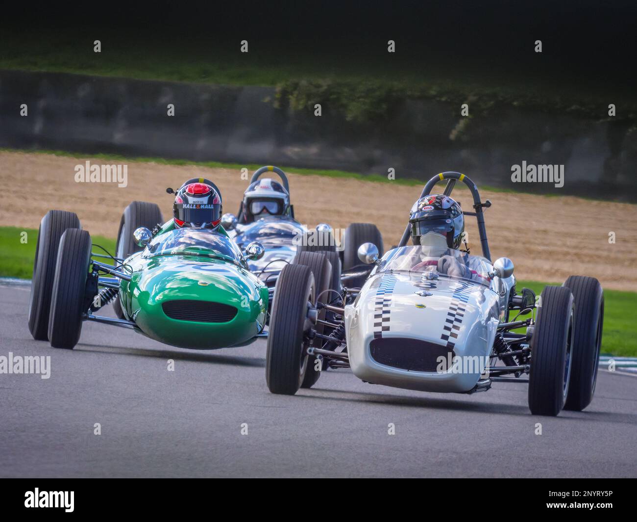 Lotus-Climax 18 e Lotus-Climax 24 corrono nel Trofeo Glover al Goodwood Revival 2022, West Sussex, uk Foto Stock