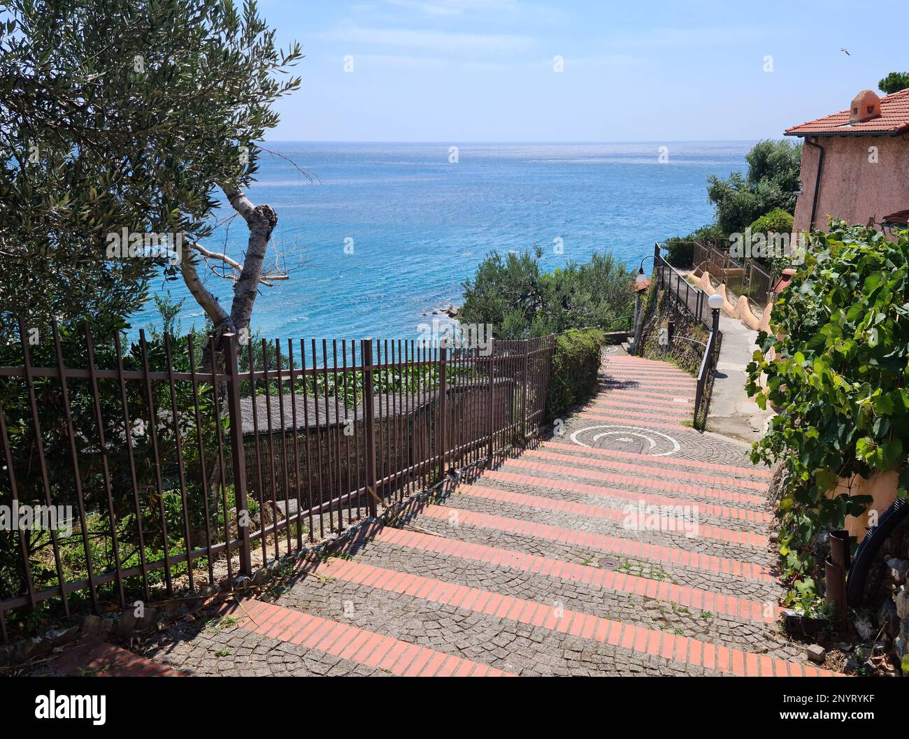 Bergeggi è un tranquillo e pittoresco villaggio ligure che si affaccia su un bel mare blu nel cui golfo spicca la meravigliosa isola di Bergeggi. Foto Stock