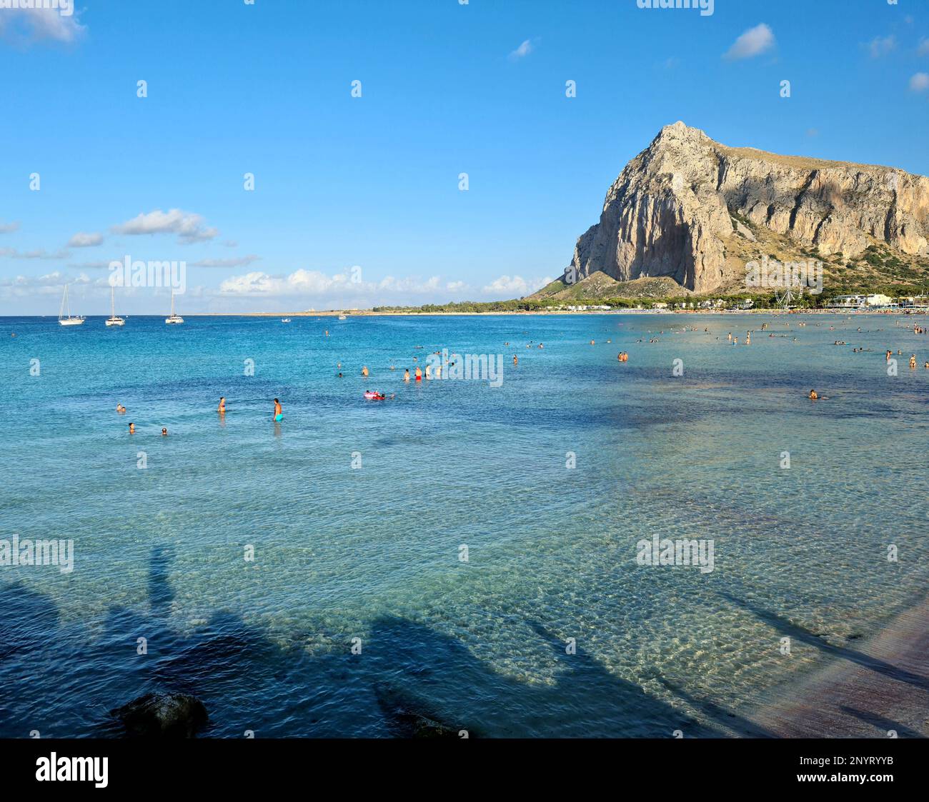 San Vito lo Capo è una bellissima località balneare siciliana in provincia di Trapani famosa per la spiaggia che si affaccia sulla baia aa dominata dall'alto dal Mon Foto Stock