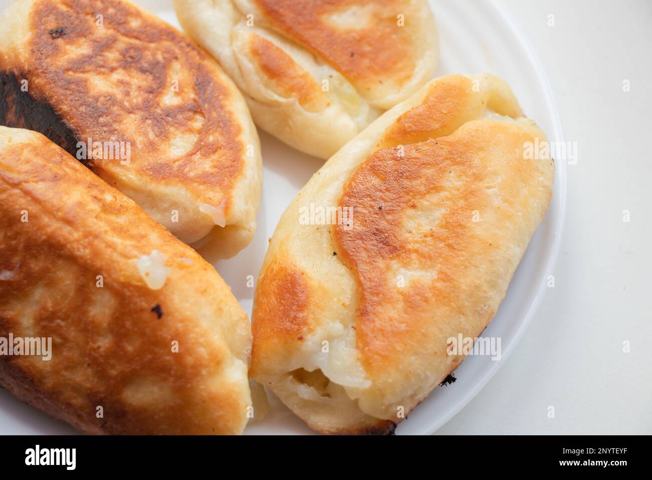 pastini fritti su un piatto su uno sfondo bianco Foto Stock