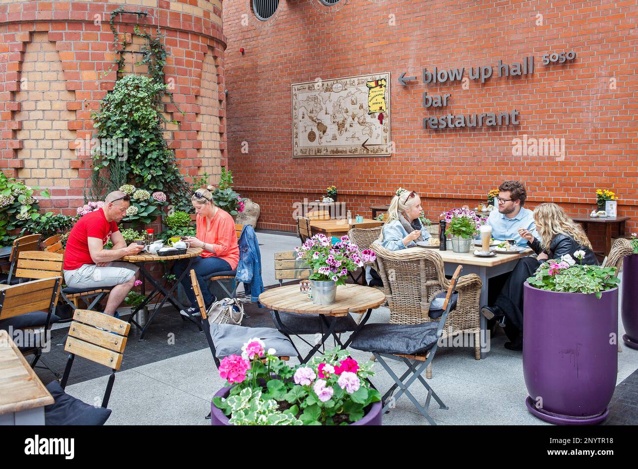 Fuori porta cafe in Old Brewery, Stary Browar, moderno centro commerciale, Poznan, Wielkopolska, Polonia, l'Europa. Foto Stock