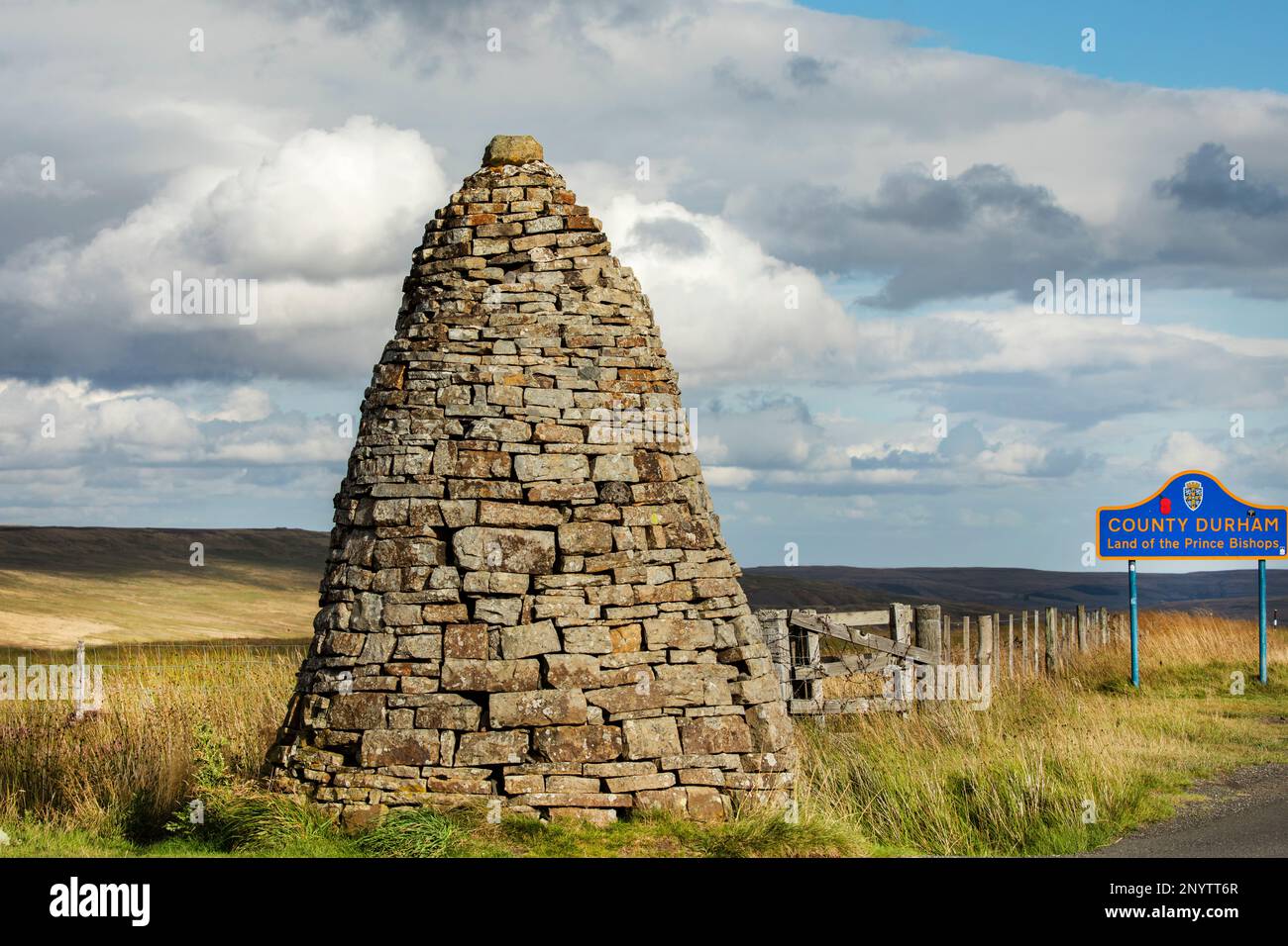 Shorngate Cross Currick o Stone Cairn al confine tra la contea di Durham e Northumberland, tra Allendale e Weardale, North Pennines Foto Stock