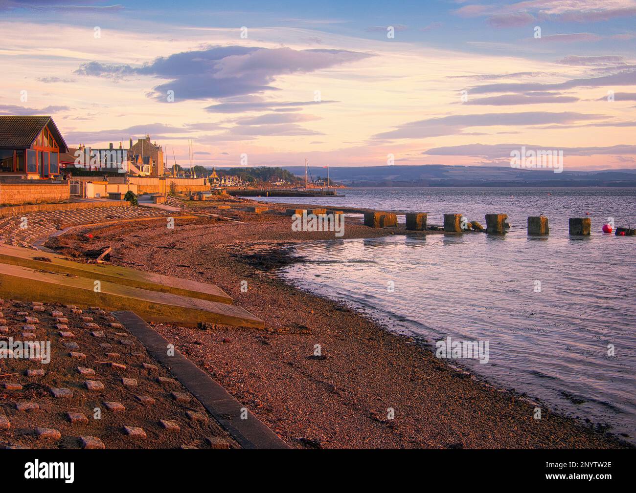 Splendida luce del sole serale sulla baia di Findhorn sulla costa settentrionale della Scozia. Foto Stock