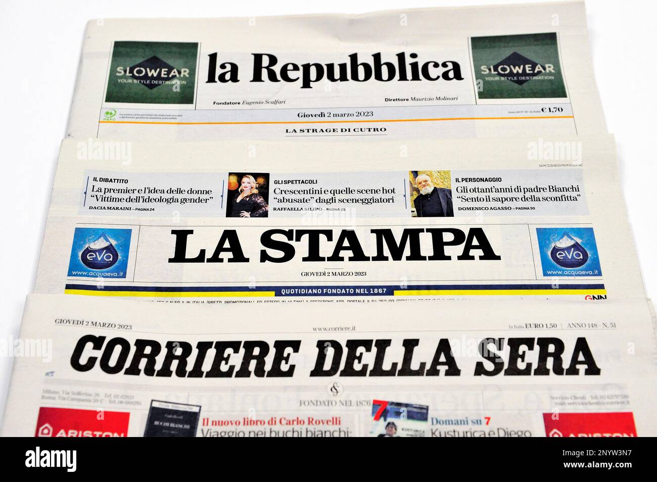 Una vista di alcuni giornali italiani sul tavolo Foto Stock