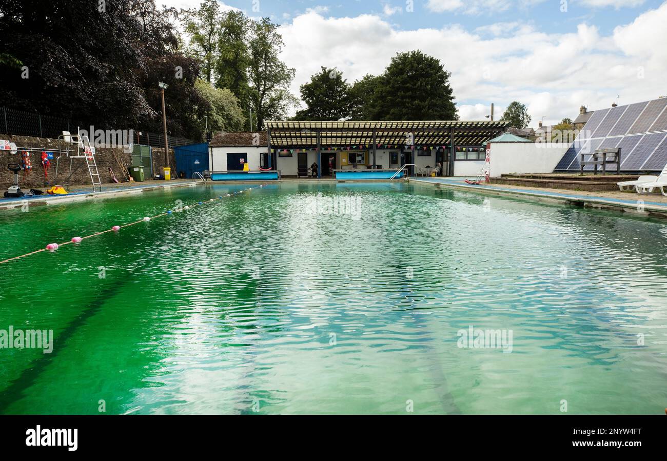 Le acque verdi della piscina all'aperto di Stanhope, Stanhope, County Durham, mostrano pannelli solari per riscaldare l'acqua. Foto Stock
