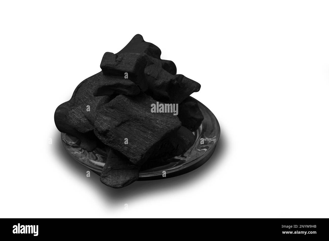 Carbone naturale di legno, carbone tradizionale o carbone di legno duro su sfondo di colore bianco. Concetto di zero sprechi Foto Stock
