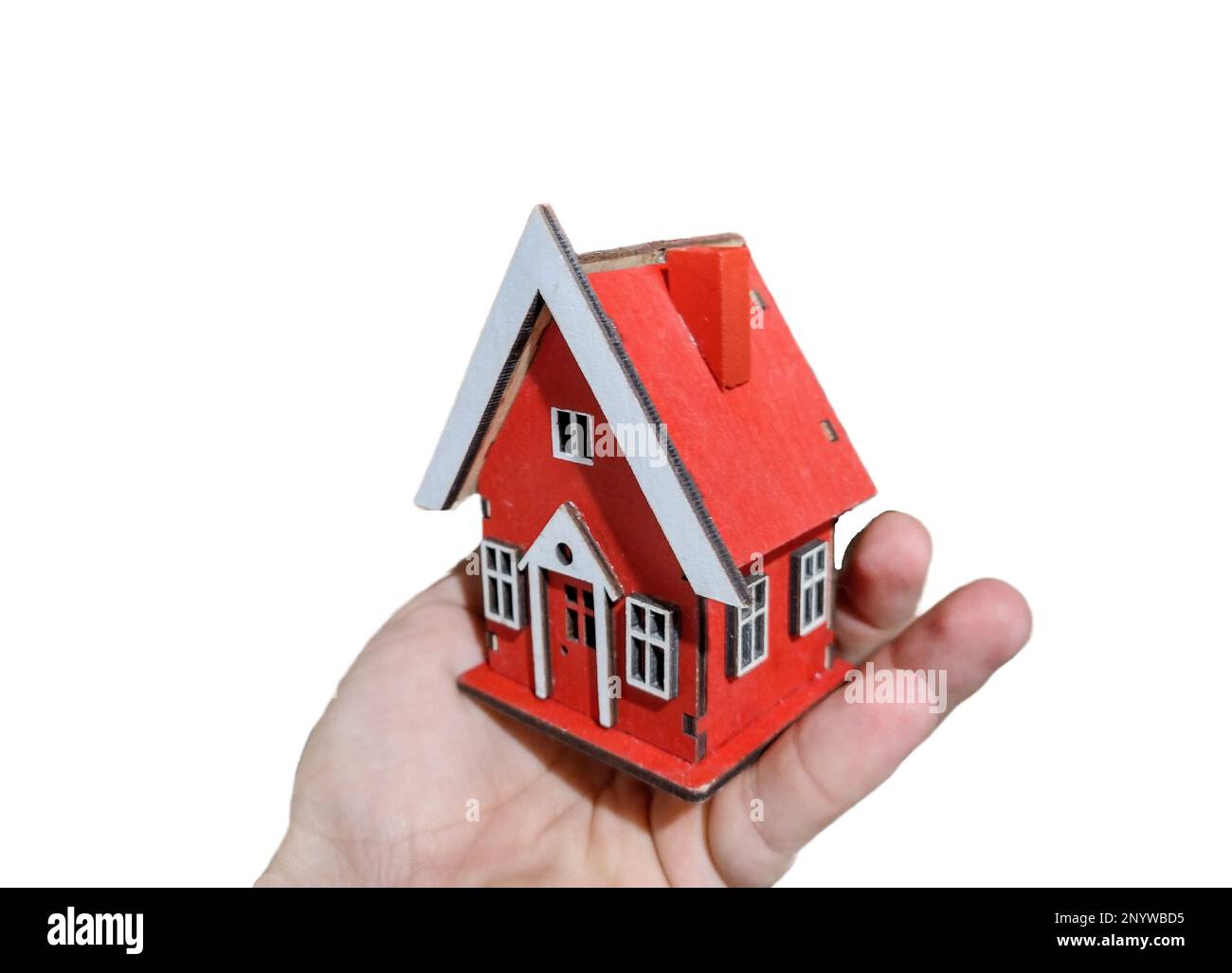 Casa in miniatura in mano. Concetto di vendita di una casa, immobiliare. Mercato dell'immobilità. Commercio di beni Foto Stock