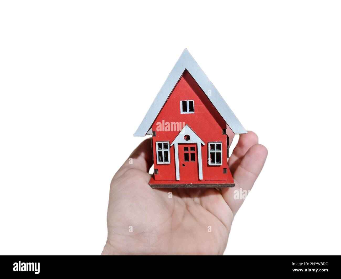 Casa in miniatura in mano. Concetto di vendita di una casa, immobiliare. Mercato dell'immobilità. Commercio di beni Foto Stock