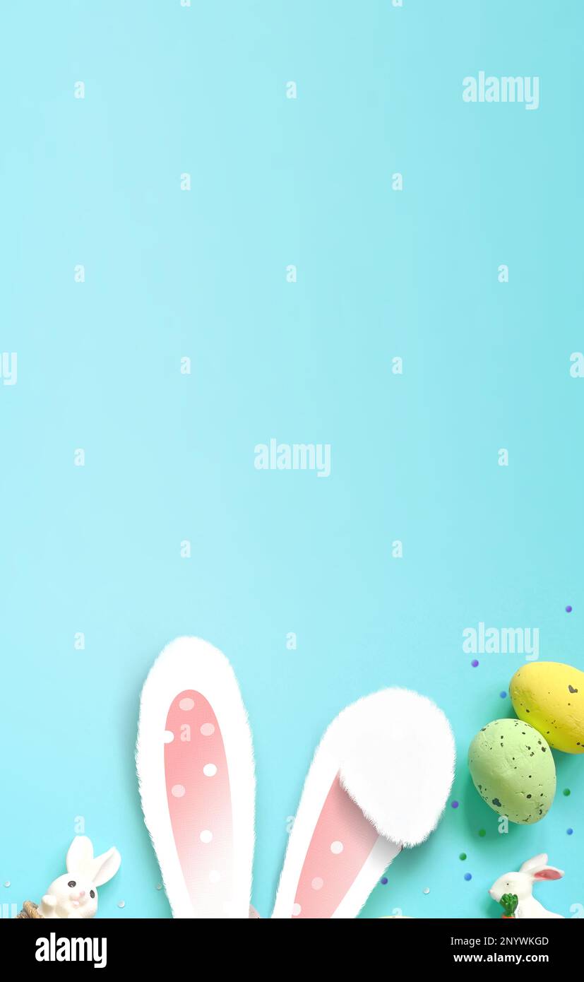 Decorazione pasquale su sfondo blu. Coniglietto e uova. Vista dall'alto. Spazio di copia Foto Stock