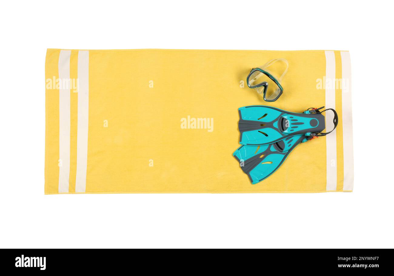 Telo da spiaggia giallo con attrezzatura subacquea su sfondo grigio chiaro, vista dall'alto Foto Stock
