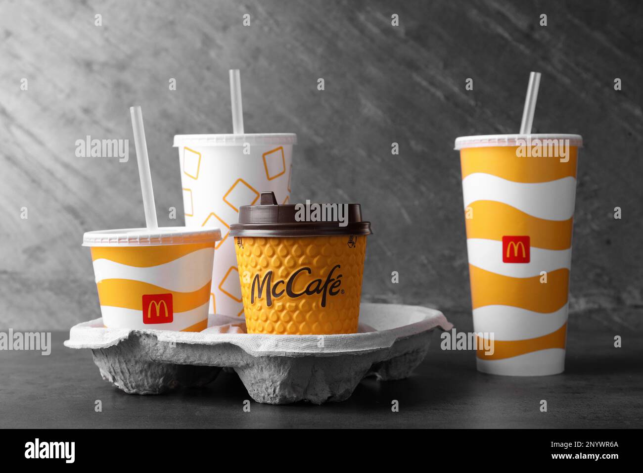MYKOLAIV, UCRAINA - 12 AGOSTO 2021: Bevande fredde e calde McDonald's sul tavolo grigio Foto Stock