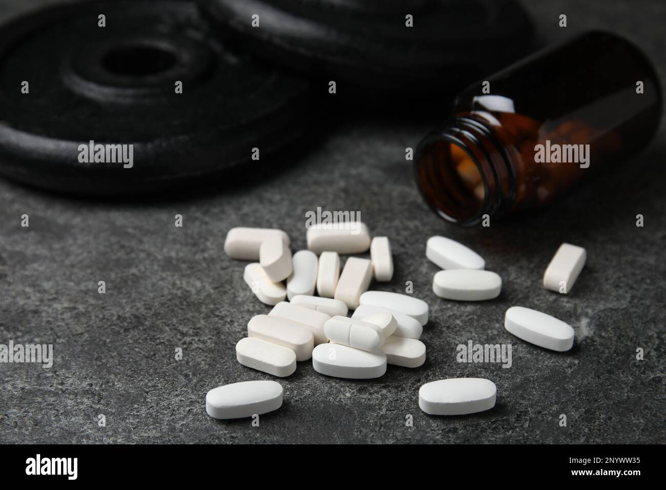 Flacone e pillole di aminoacidi sulla tabella grigia Foto Stock