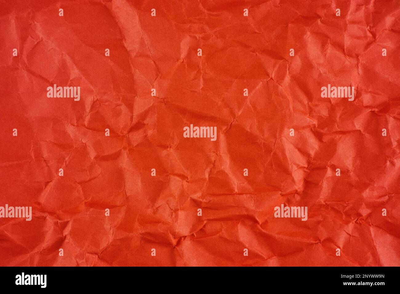 Un bellissimo sfondo di carta rossa stropicciata. Primo piano. Foto Stock