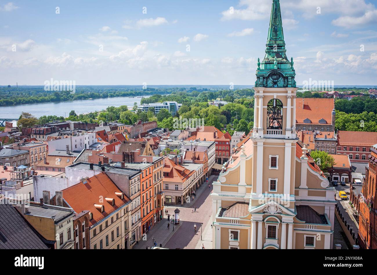 La Chiesa dello Spirito Santo e Rozana street, sullo sfondo fiume Vistola, Torun, Polonia. Foto Stock