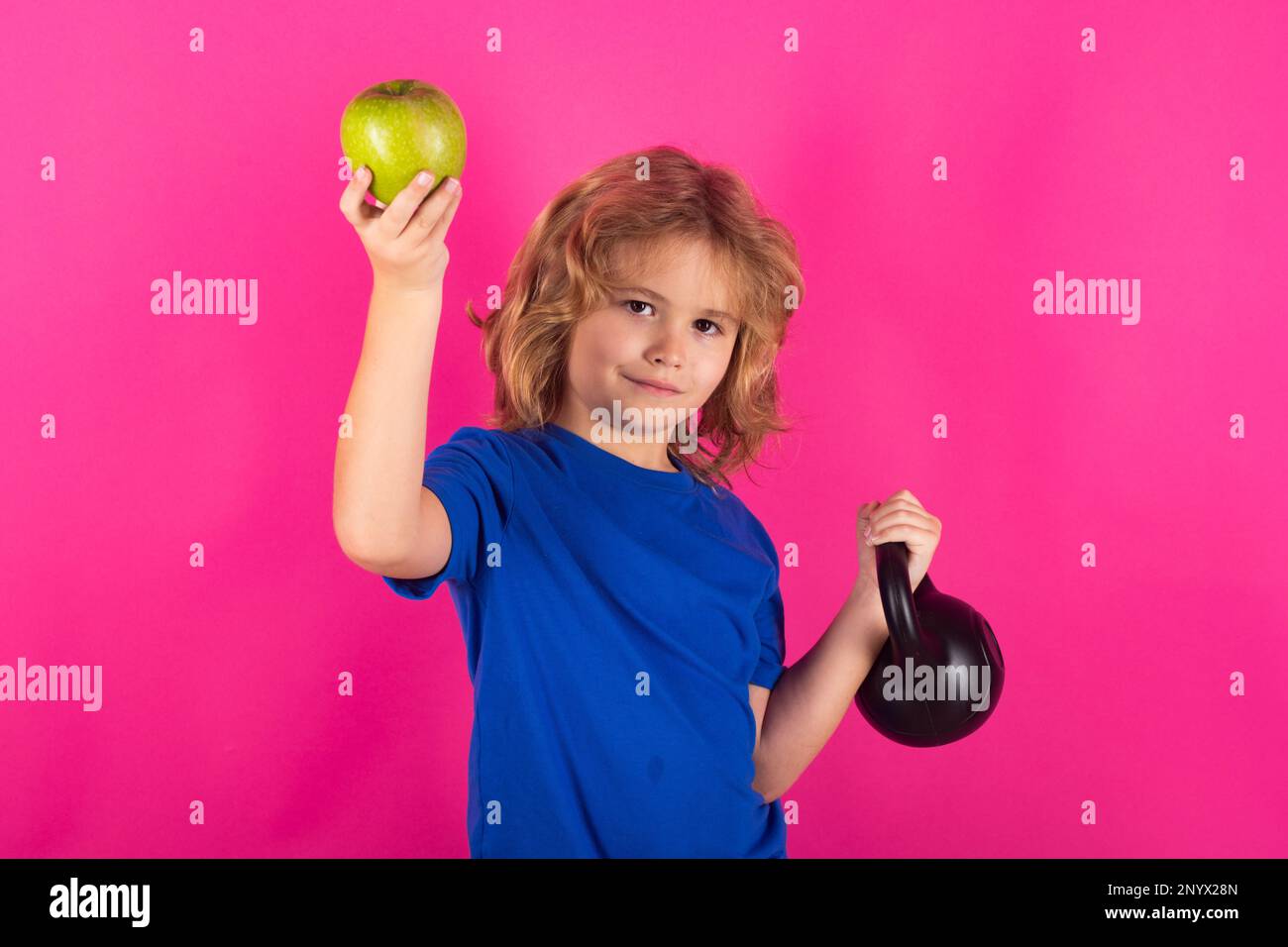 Bambini sani. Bambino ragazzo pompare i muscoli bicipiti con Kettlebell. Fitness bambini con manubri. Foto Stock