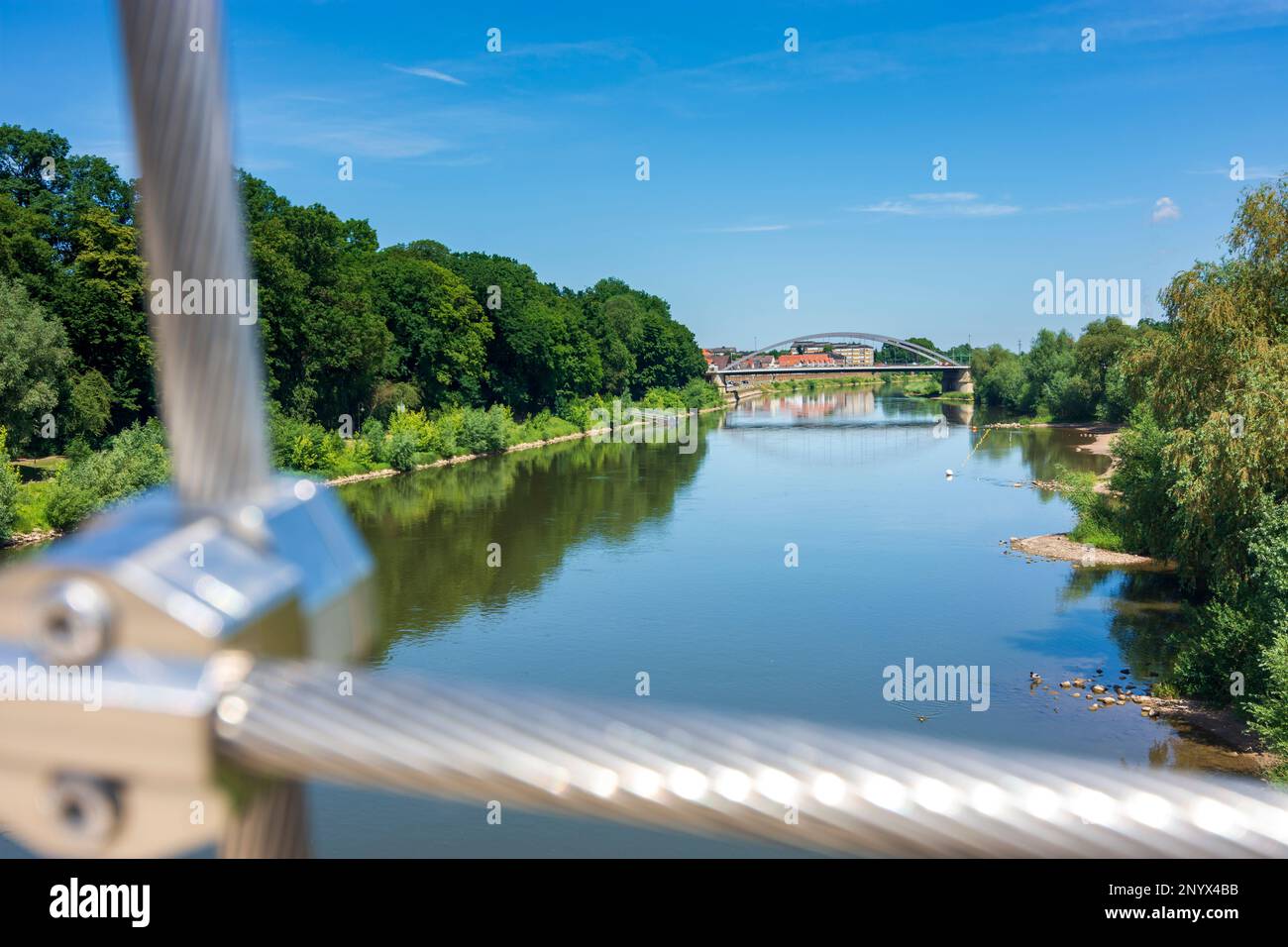 Minden: Vista dal ponte Glacisbrücke a nord, fiume Weser, ponte Kaiserstraße in Teutoburger Wald, Nordrhein-Westfalen, Renania settentrionale-Vestfalia, Ger Foto Stock