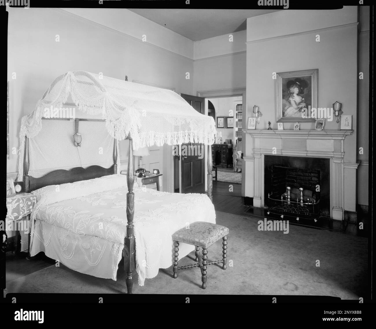 Casa della signora Hugh McGuire, Alexandria, Virginia. Carnegie Survey of the Architecture of the South. Stati Uniti Virginia Alexandria, letti Canopy, arti decorative, caminetti, camere da letto. Foto Stock