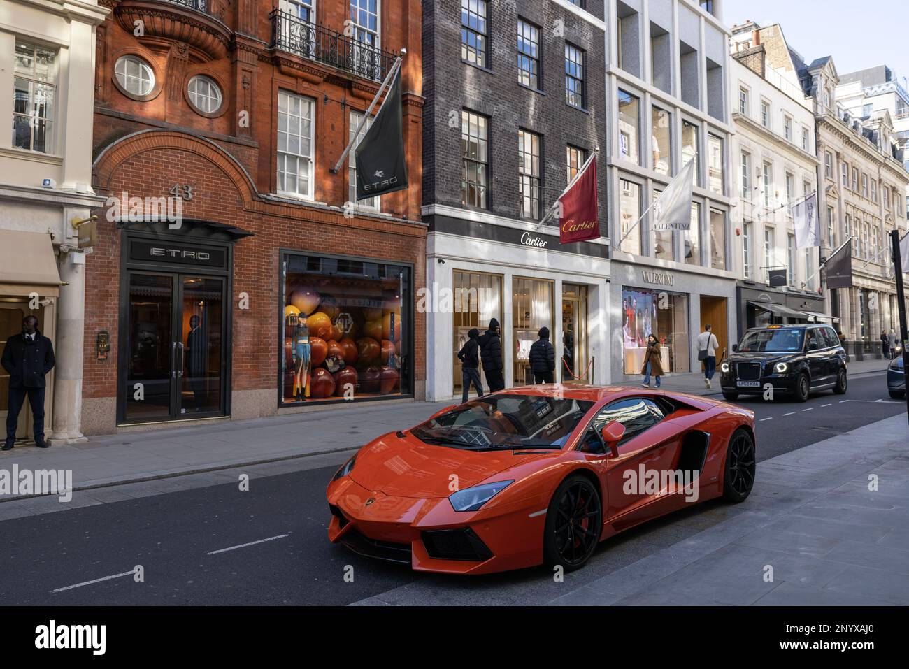 Orange Lamborghini parcheggiato su Old Bond Street, le strade più lussuose di Londra per lo shopping di abiti e gioielli di design, Inghilterra, Regno Unito Foto Stock