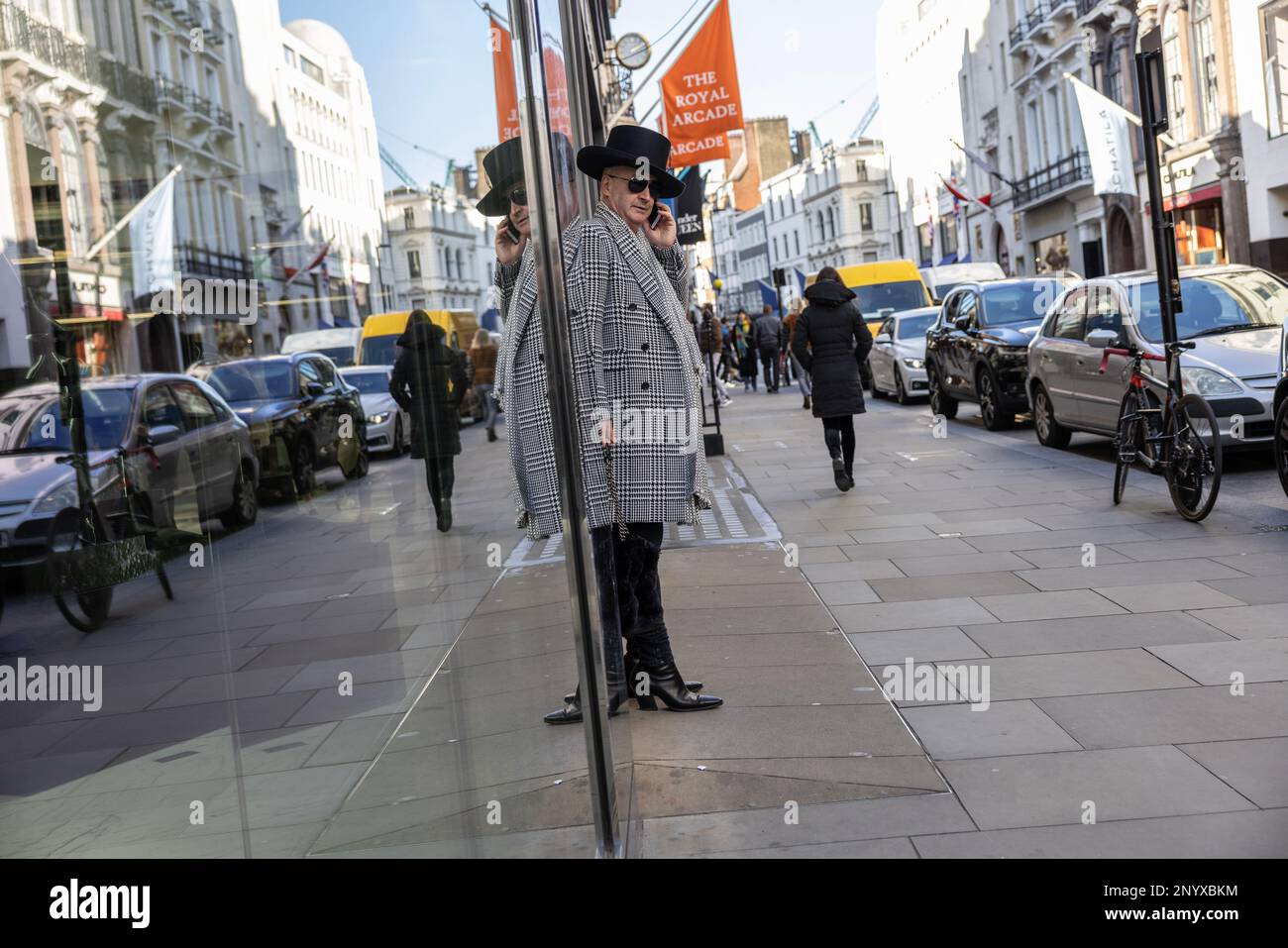 Uomo elegantemente vestito che indossa un tradizionale cappello Homburg gentlemans su Old Bond Street, Mayfair, Londra, Inghilterra, Regno Unito Foto Stock