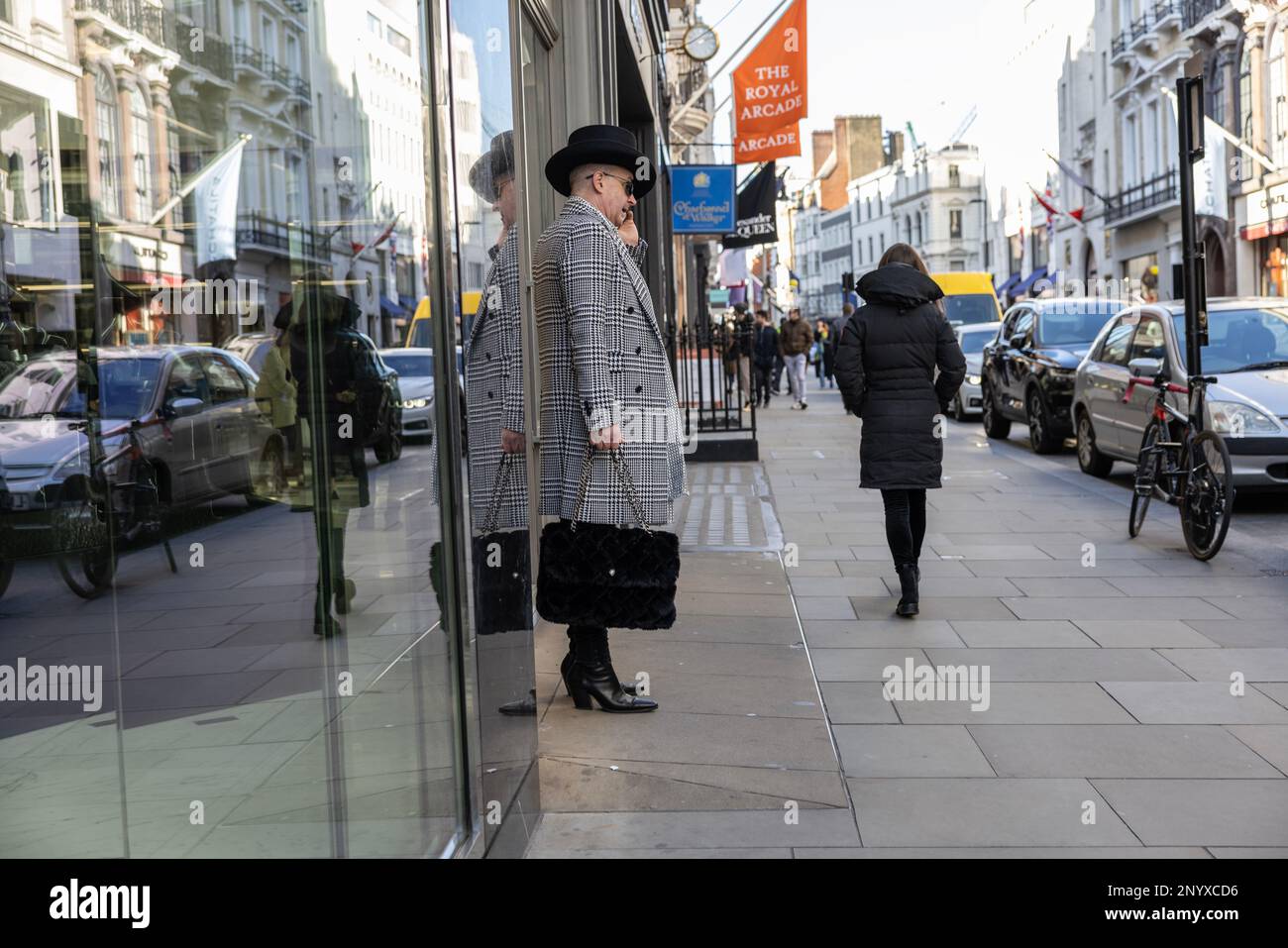 Uomo elegantemente vestito che indossa un tradizionale cappello Homburg gentlemans su Old Bond Street, Mayfair, Londra, Inghilterra, Regno Unito Foto Stock