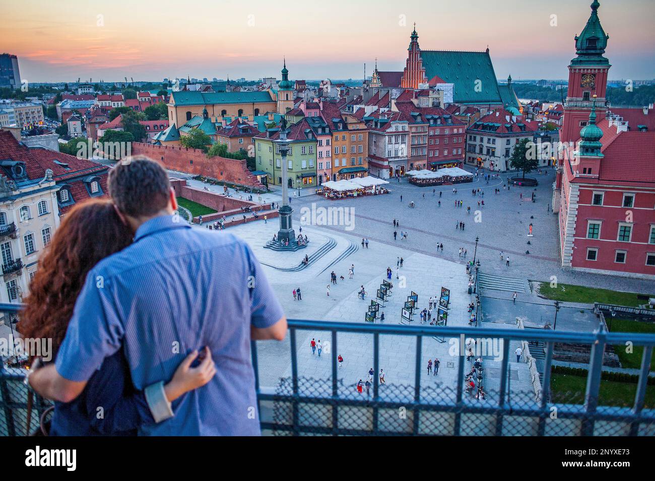 Giovane, Plac Zamkowy Square, il Castello Reale e Zygmunt colonna, vista dalla piattaforma Widokowy, Varsavia, Polonia Foto Stock