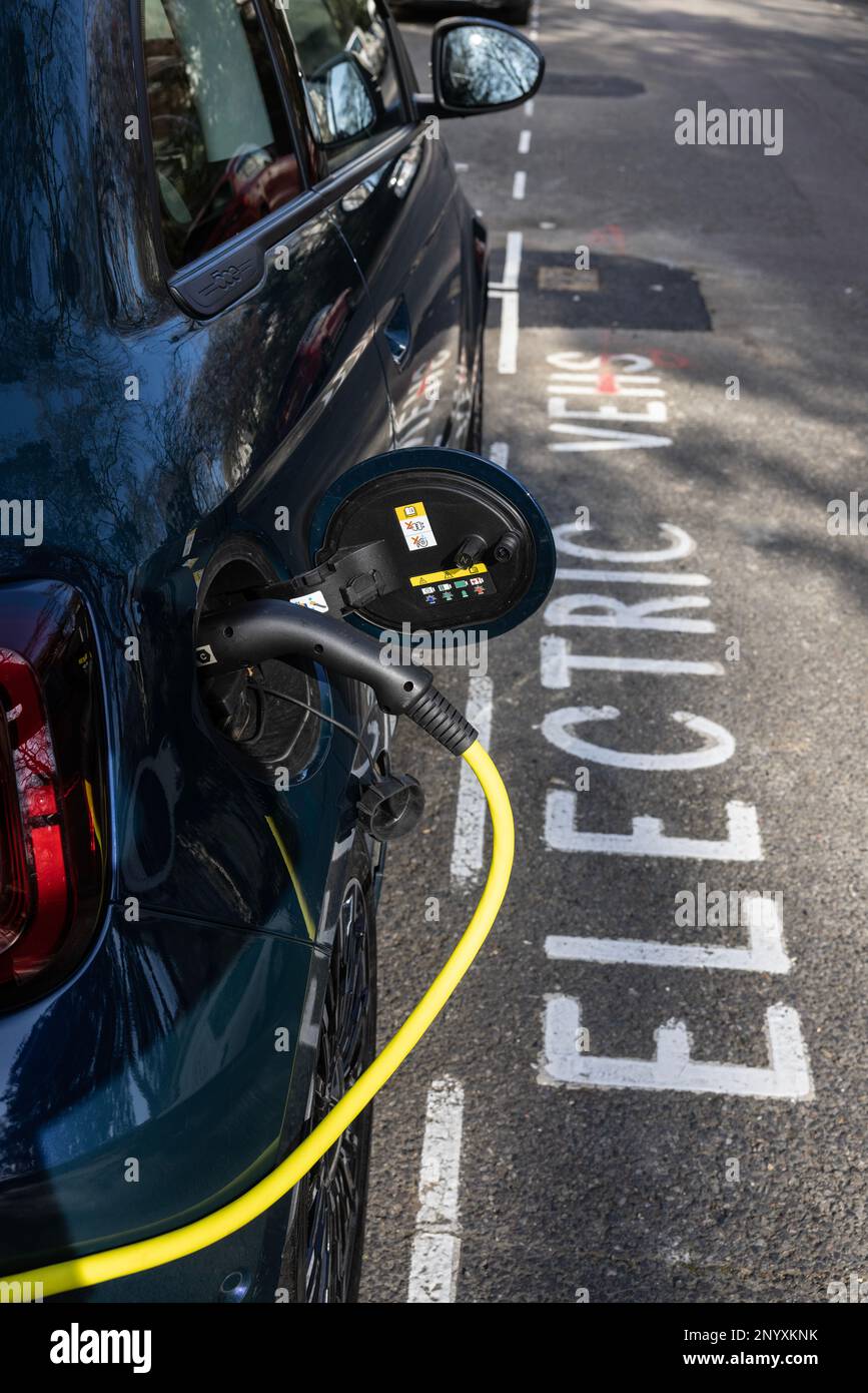 Ricarica elettrica FIAT 500 in una stazione di ricarica stradale nel centro di Londra, Inghilterra, Regno Unito Foto Stock