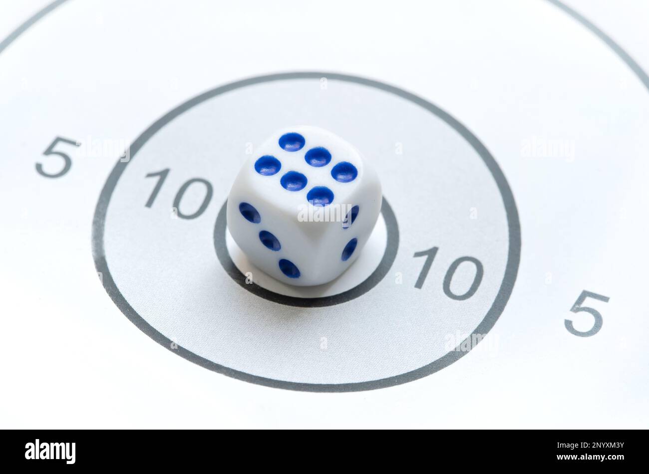 Dado del gioco che mostra sei al centro di un obiettivo di tiro rotondo, 6, 10, Bullseye, buono, obiettivo perfetto, raggiungimento obiettivo, vincita, fortuna, rischio, alto probabili Foto Stock