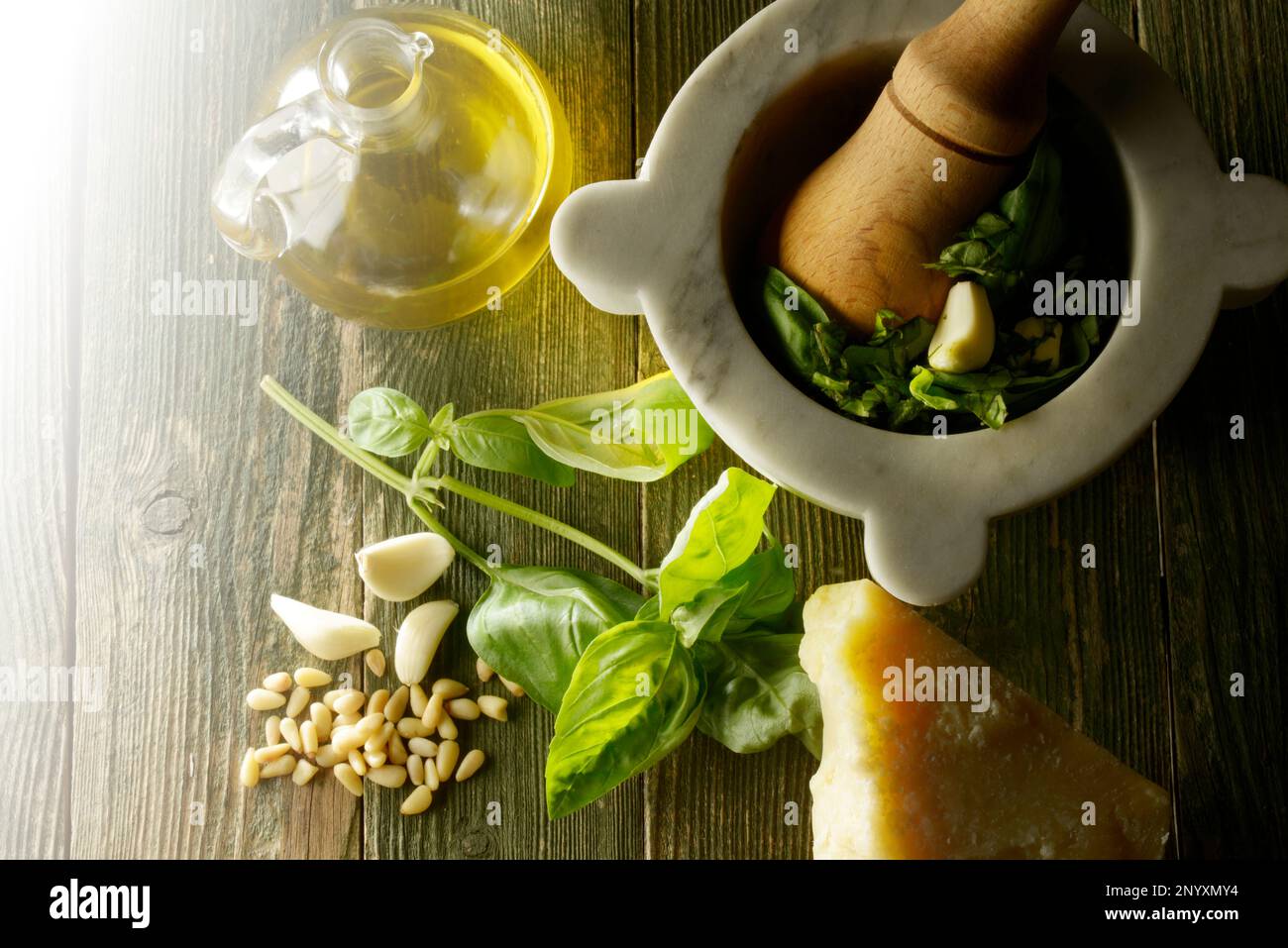 Ingredienti per il pesto genovese sul tavolo da cucina Foto Stock