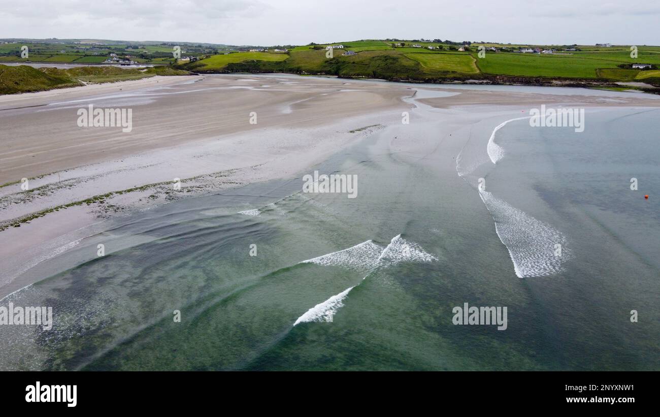 Spiaggia di Inchydoney. Paesaggio sul mare. La spiaggia di sabbia irlandese. La costa dell'Oceano Atlantico. Foto Stock