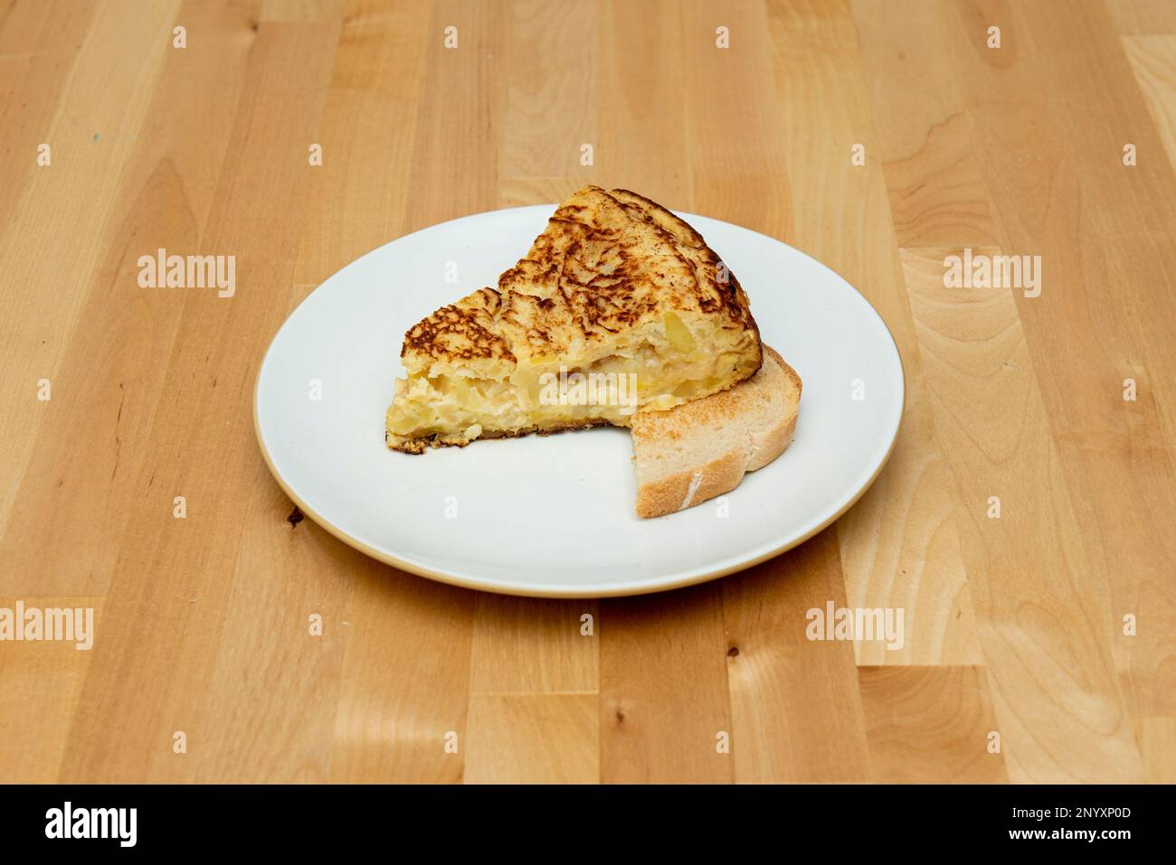 Un meraviglioso pezzo di succosa tortilla spagnola che può essere servito come una tapa in qualsiasi bar sulla penisola Foto Stock