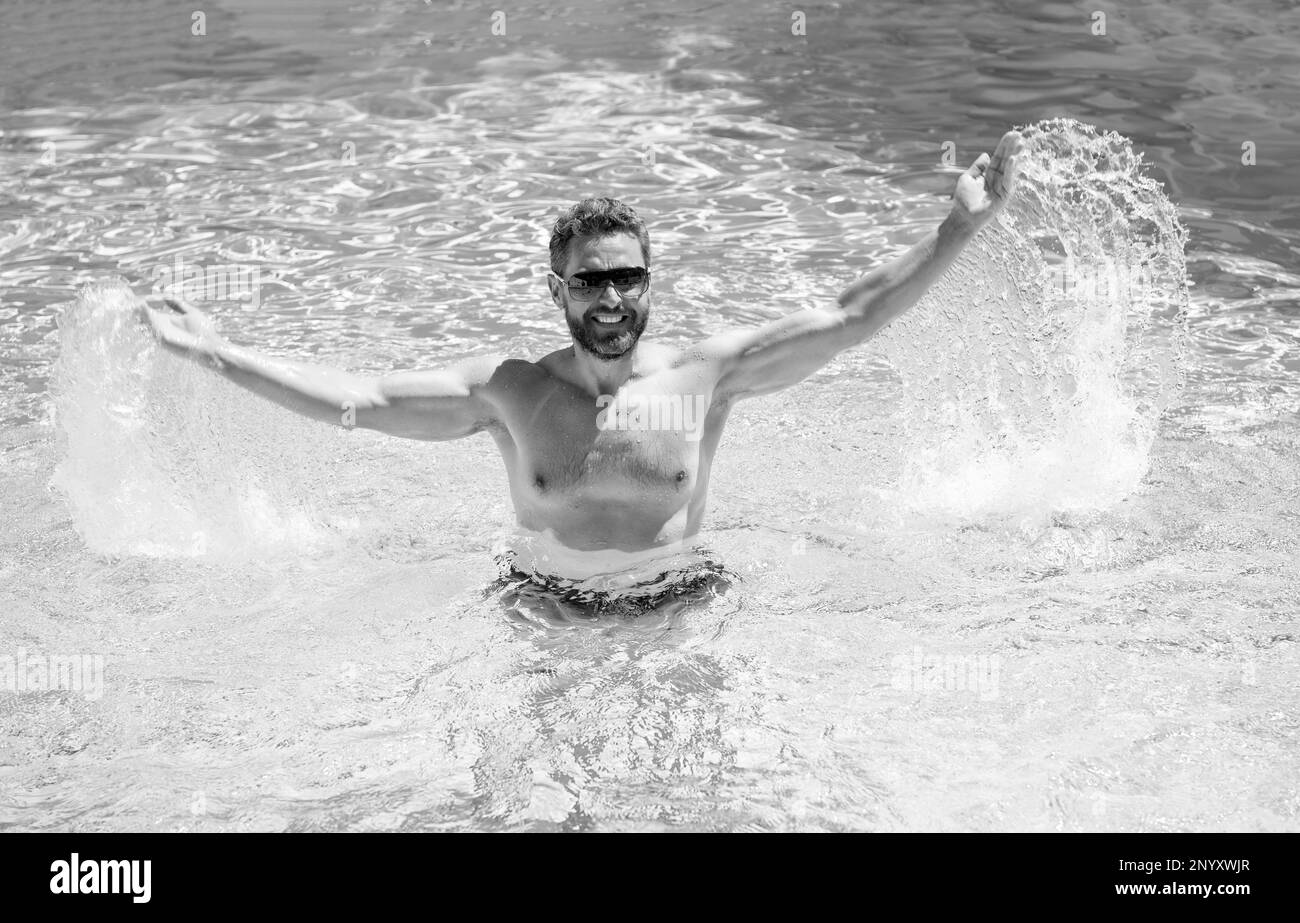 Festa in piscina. Concetto di umore estivo. Vacanze estive. Il ragazzo indossa gli occhiali in acqua. Foto Stock