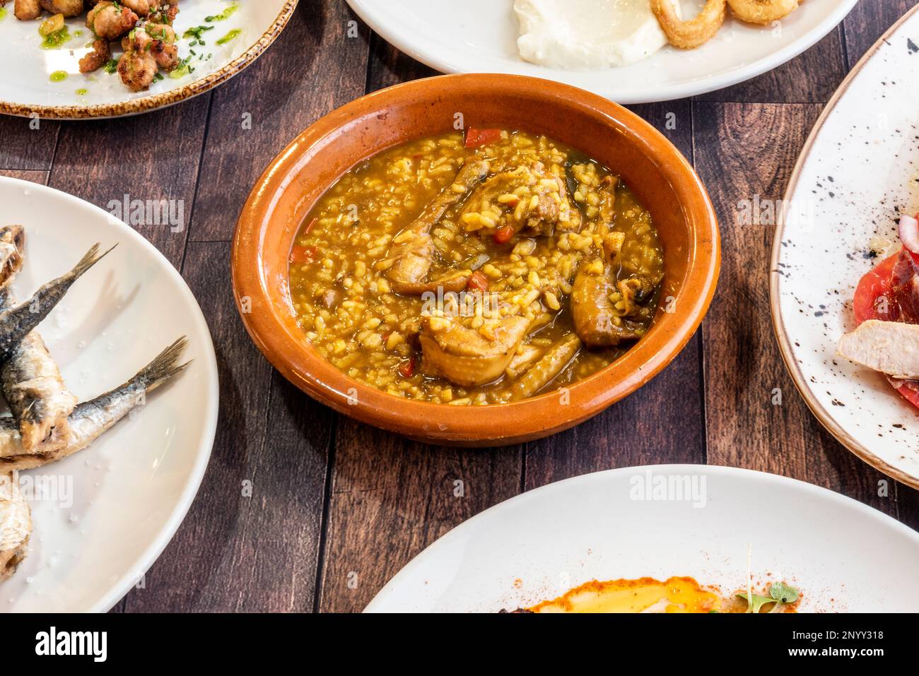 Set di piatti tipici spagnoli con ricette conosciute, stufato di riso con pernice, acciughe fritte Foto Stock