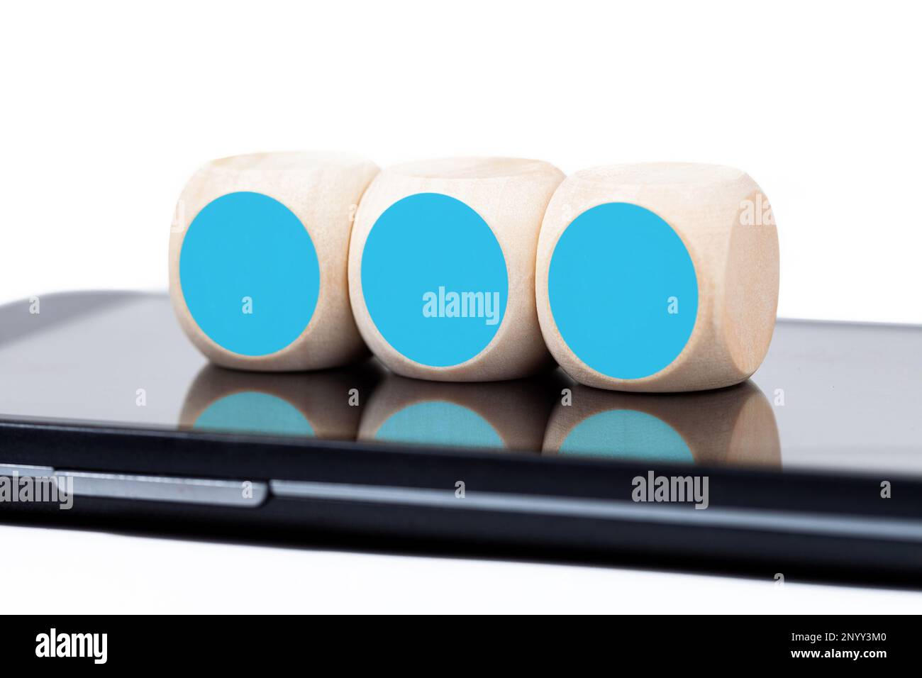 Cubi vuoti che si appoggiano sullo schermo di uno smartphone, spazio di copia, primo piano di un oggetto, modello semplice, mockup con spazio per 3 lettere acronimo o tre round s. Foto Stock