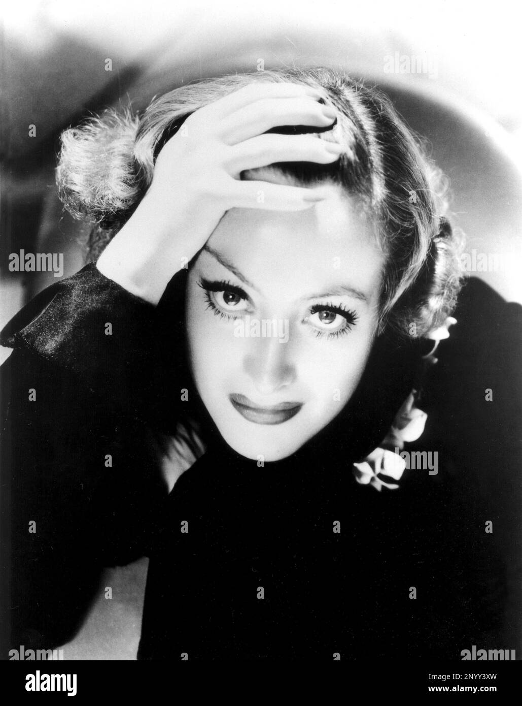 1932 , Stati Uniti d'America : l'attrice cinematografica JOAN CRAWFORD in a publicity Still for GRAND HOTEL di Edmund Goulding , Dalla storia di Vicki Baum - FILM - CINEMA - ritratto - ritratto - DIVA - DIVINA - VAMP - ART DECO - ANNI TRENTA - '30 - mani - mano - mani - unghie - unghie --- Archivio GBB Foto Stock